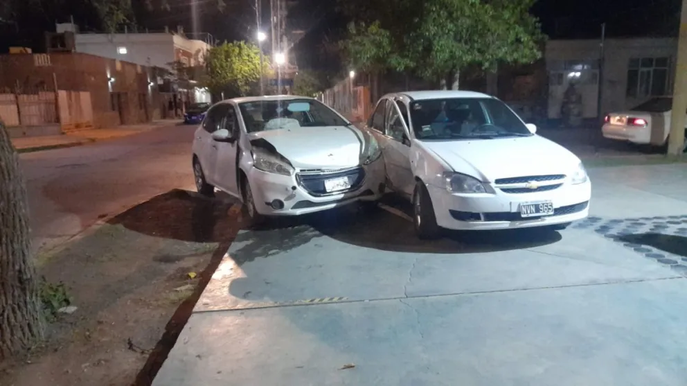 Dos autos chocaron en Capital y una de las conductoras terminó hospitalizada 