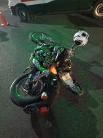 Un motociclista terminó hospitalizado tras chocar contra un auto