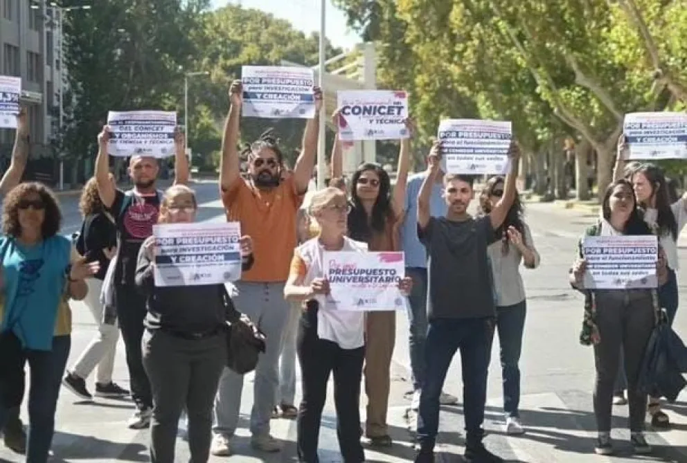 Docentes universitarios llevan adelante el primero de dos días de actividades de reclamo 