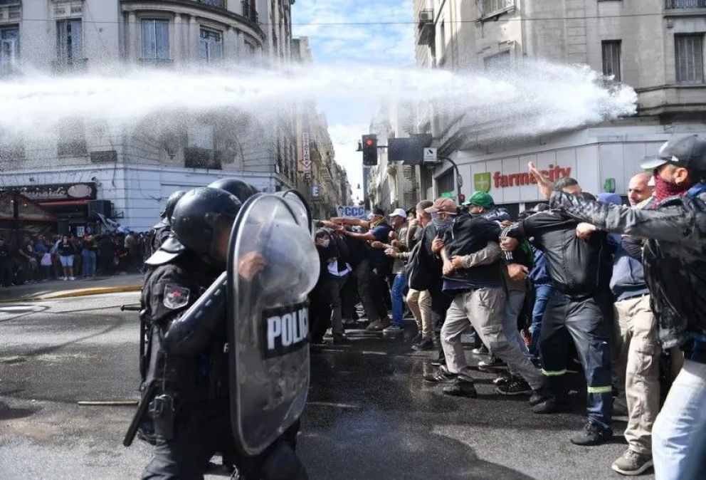 El protocolo 'antipiquetes', en acción: la Policia detuvo a once manifestantes que cortaron la 9 de Julio
