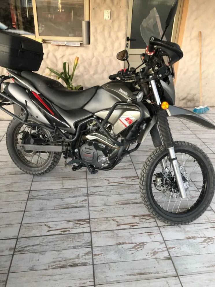 Le cortaron la luz para inutilizar las camaras de seguridad y le robaron la moto