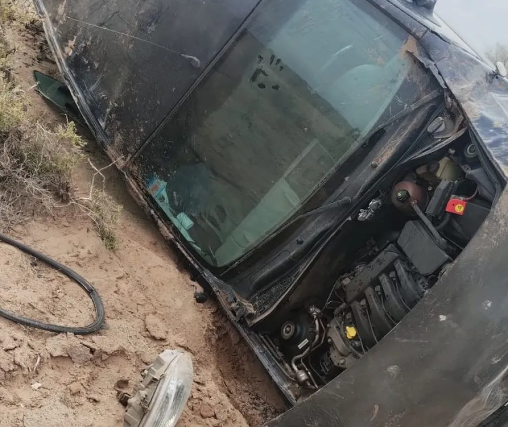 En plena ruta, una mujer perdió el control de su auto, volcó y casi termina en una tragedia