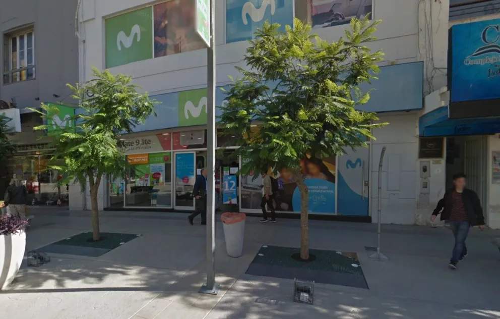 Una pareja robó un teléfono en un local de la peatonal y uno de ellos fue detenido