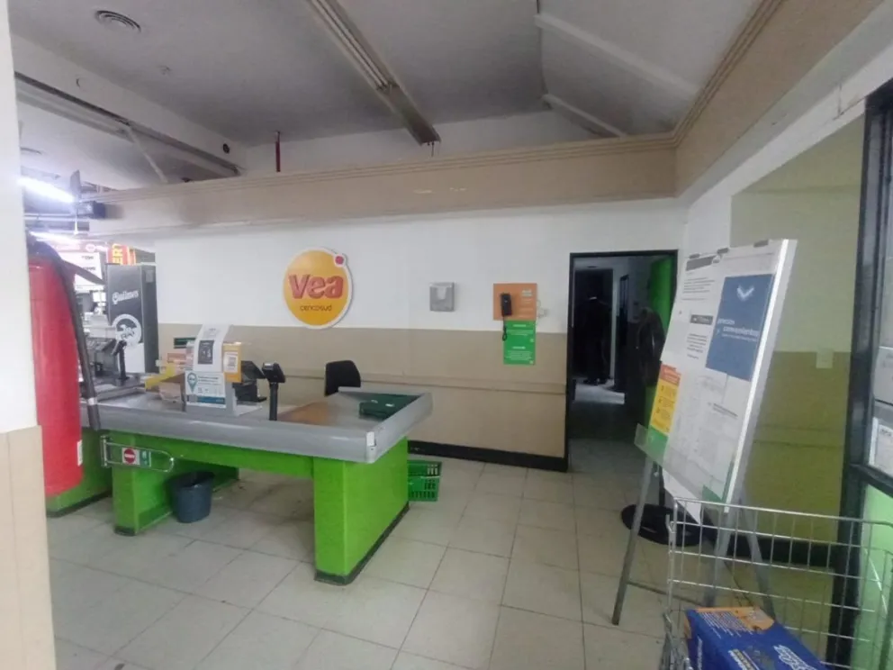 Hicieron un boquete y se llevaron dinero de una sucursal de un reconocido supermercado