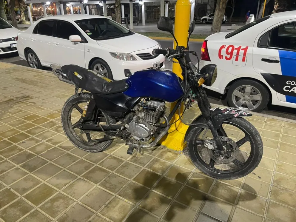 Dos hombres terminaron detenidos tras robar una moto de la puerta del hospital