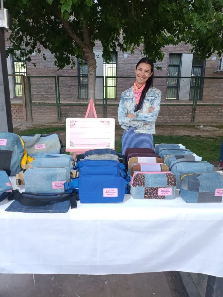 Es sanjuanino y fabrica bolsos reciclados para concientizar sobre la contaminación 