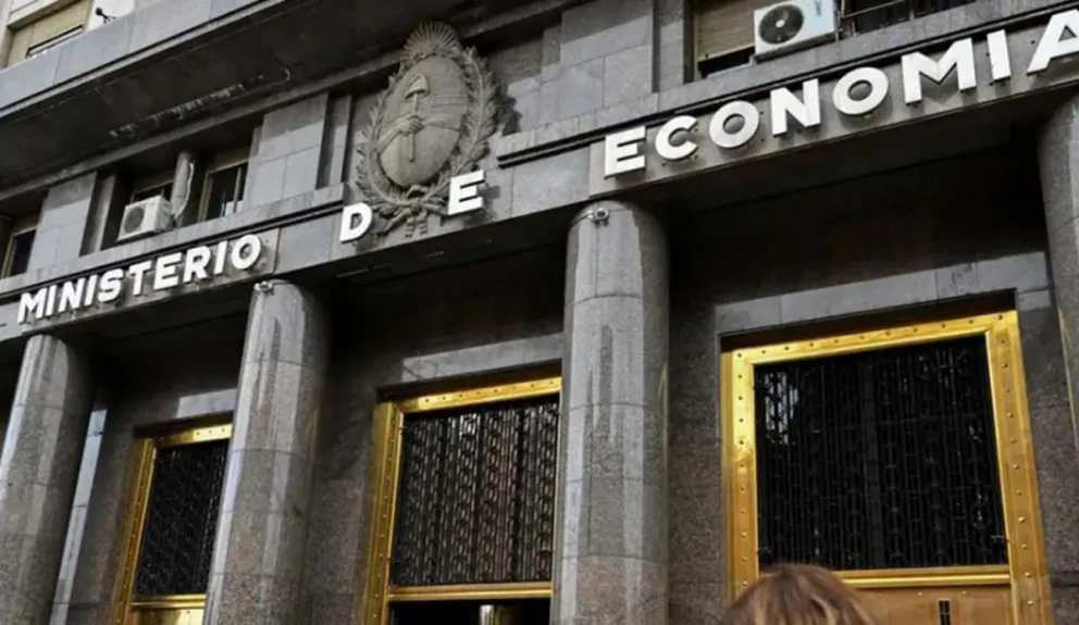 El Gobierno quiere levantar el cepo cambiario reduciendo la deuda del Banco Central 