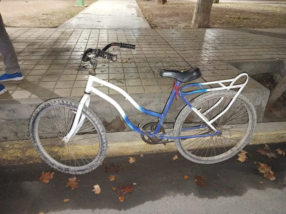 Una ciclista terminó hospitalizada tras chocar contra una moto