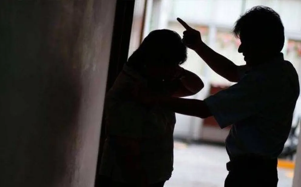 Un hombre quiso ahorcar a su pareja, la salvó un hijo que la ayudó y otro fue hasta la comisaria a denunciarlo: 9 meses de prisión al violento