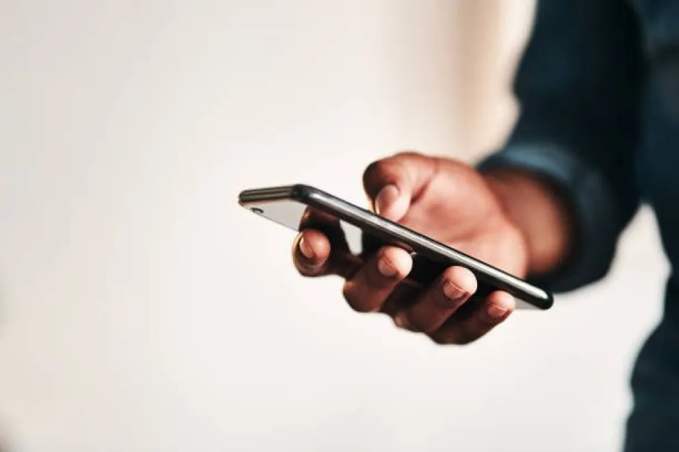 Un sanjuanino encontró un celular de alta gama y busca a su dueño en redes sociales 