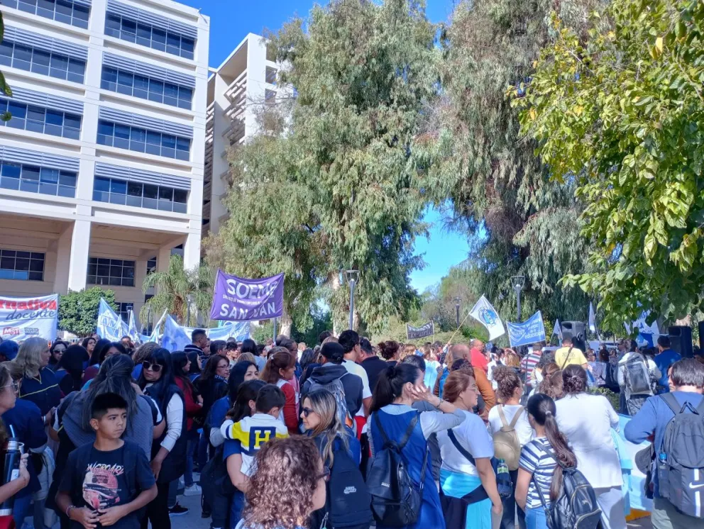 Gremios docentes, relevan escuelas y hablan de un “alto acatamiento” al paro 