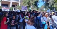 Docentes se manifiestan en el Centro Cívico en rechazo del último aumento salarial
