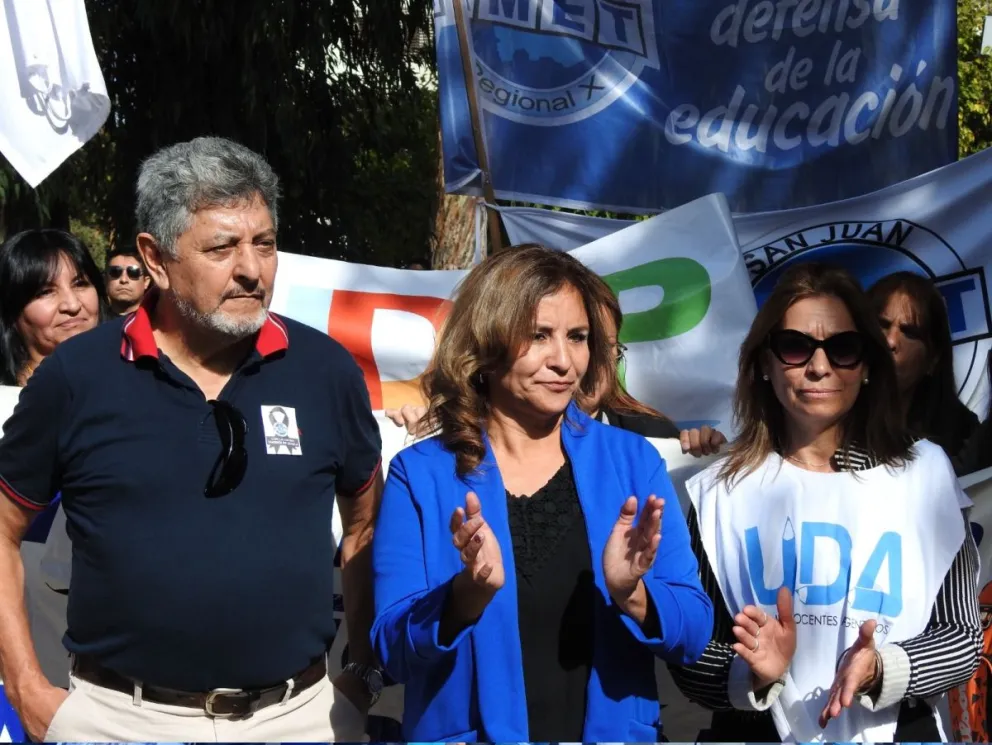 Gobierno asegura que el acatamiento docente no superó el 35% y los  gremios hablan del 90%