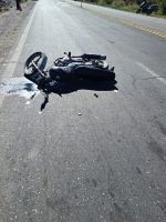 Un brasilero intentó sobrepasar a otra moto, pero la golpeó y el conductor sufrió la luxación del hombro