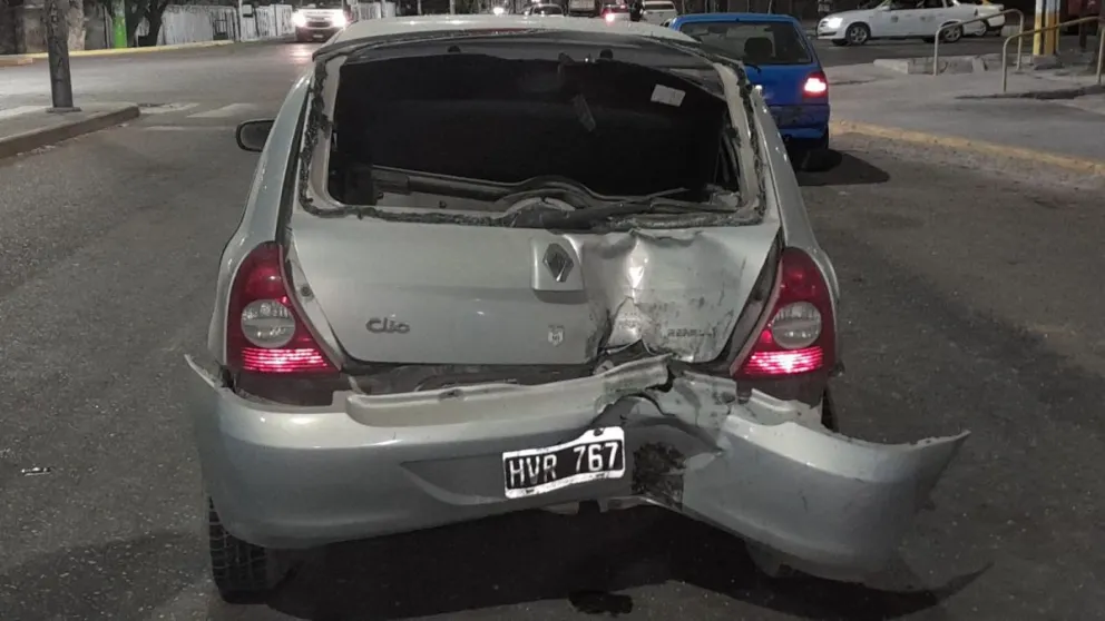 Un motociclista resultó gravemente herido tras impactar contra un auto que estaba parado en el semáforo