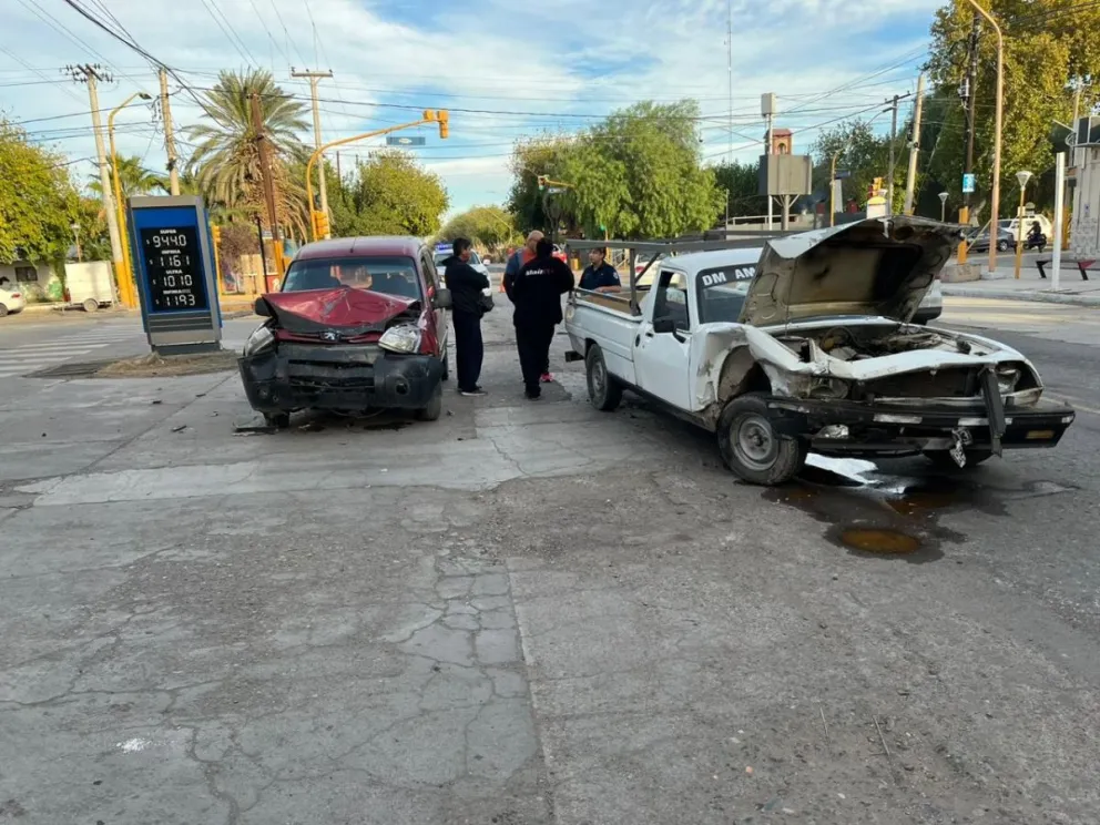 Quiso entrar a una estación de servicio y termino chocando de frente con otra camioneta