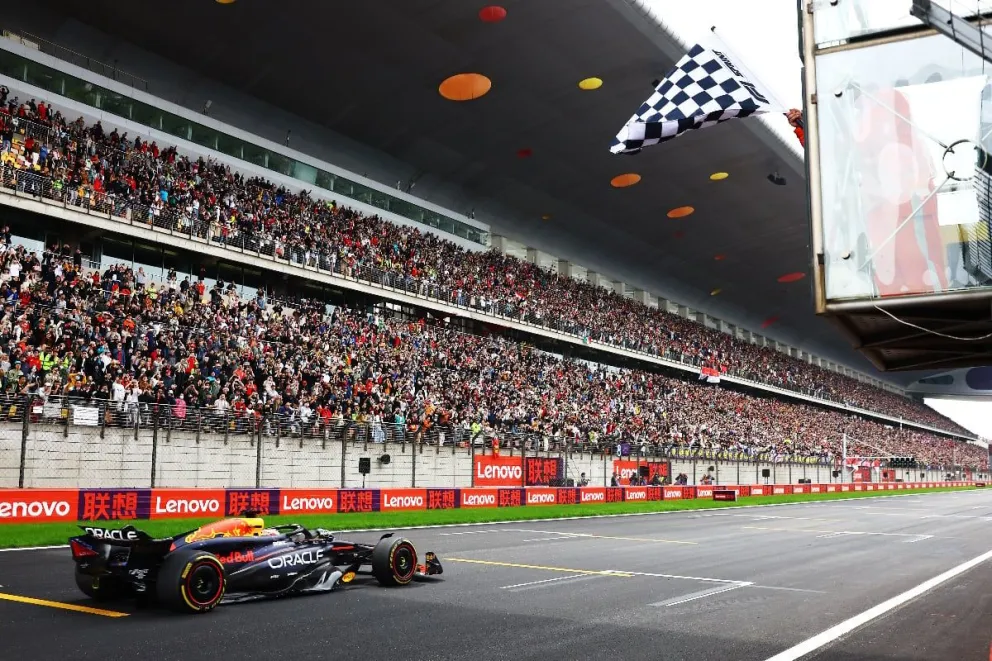 Verstappen se quitó la espina de ganar en China y estiró su liderazgo en la actual temporada