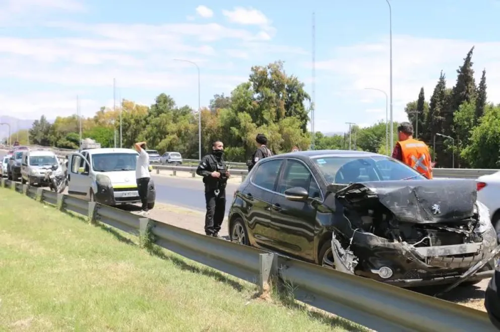Un hombre perdió el control de su auto en plena Circunvalación y terminó contra el guardarrail
