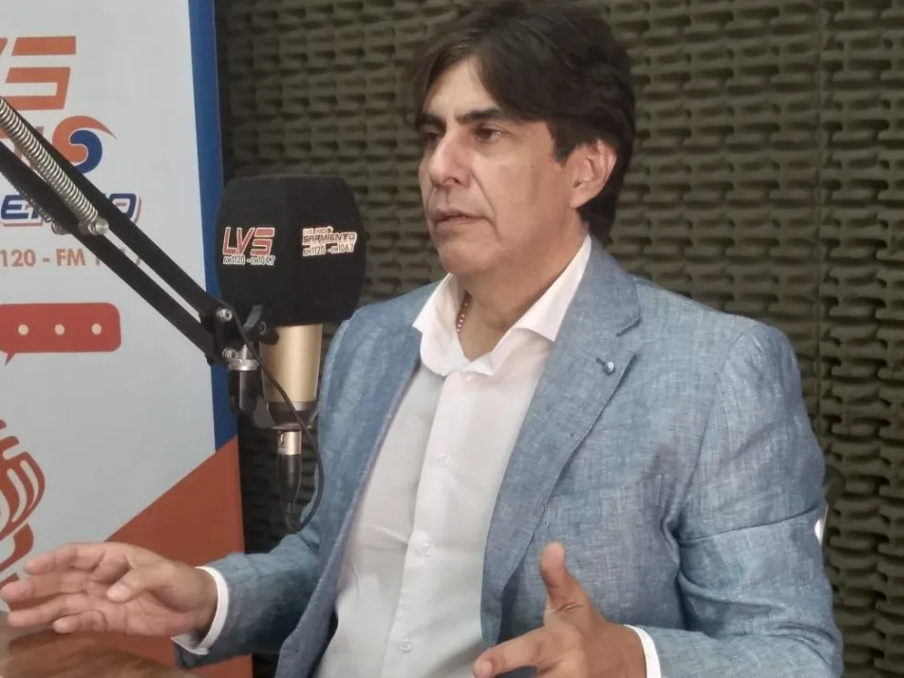 El ministro de Economía reconoció que estudian tomar un crédito para invertir en un plan de obra pública