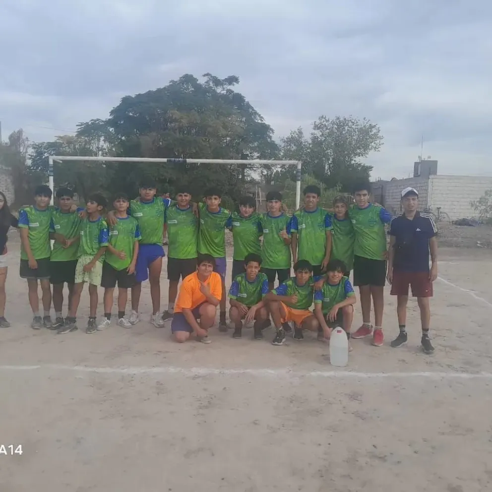 Juntan alimentos para una escuelita de fútbol de Chimbas