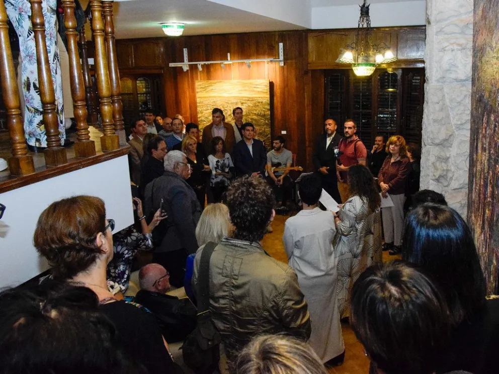 Inauguraron una galería de arte con la muestra de un famoso pintor de San Juan