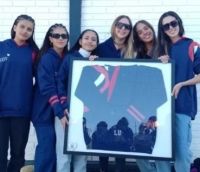Los compañeros de Lucía Rubiño presentaron las camperas de la promo´24 con un emotivo homenaje 