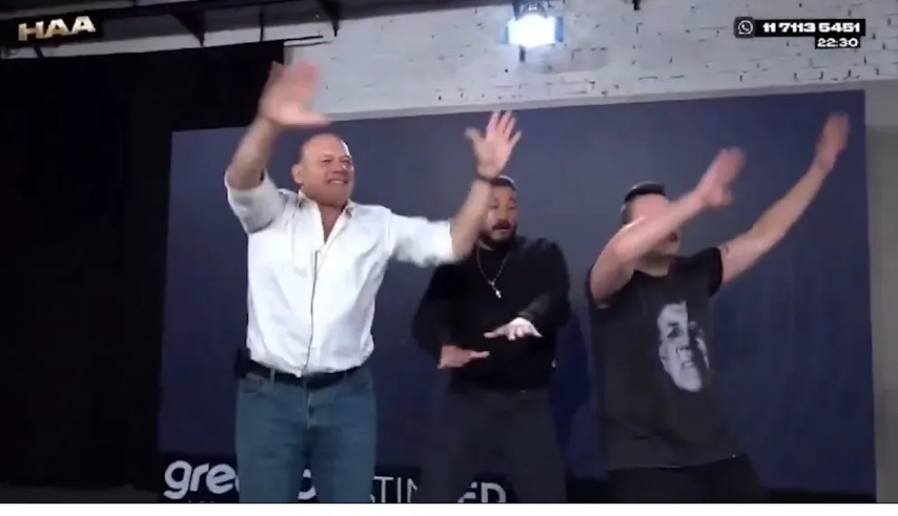 El sorprendente baile de Sergio Berni en un canal de streaming al ritmo de una icónica canción de los años 80
