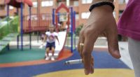 Prohíben fumar en plazas, parques y en la puerta de las escuelas de la Capital mendocina