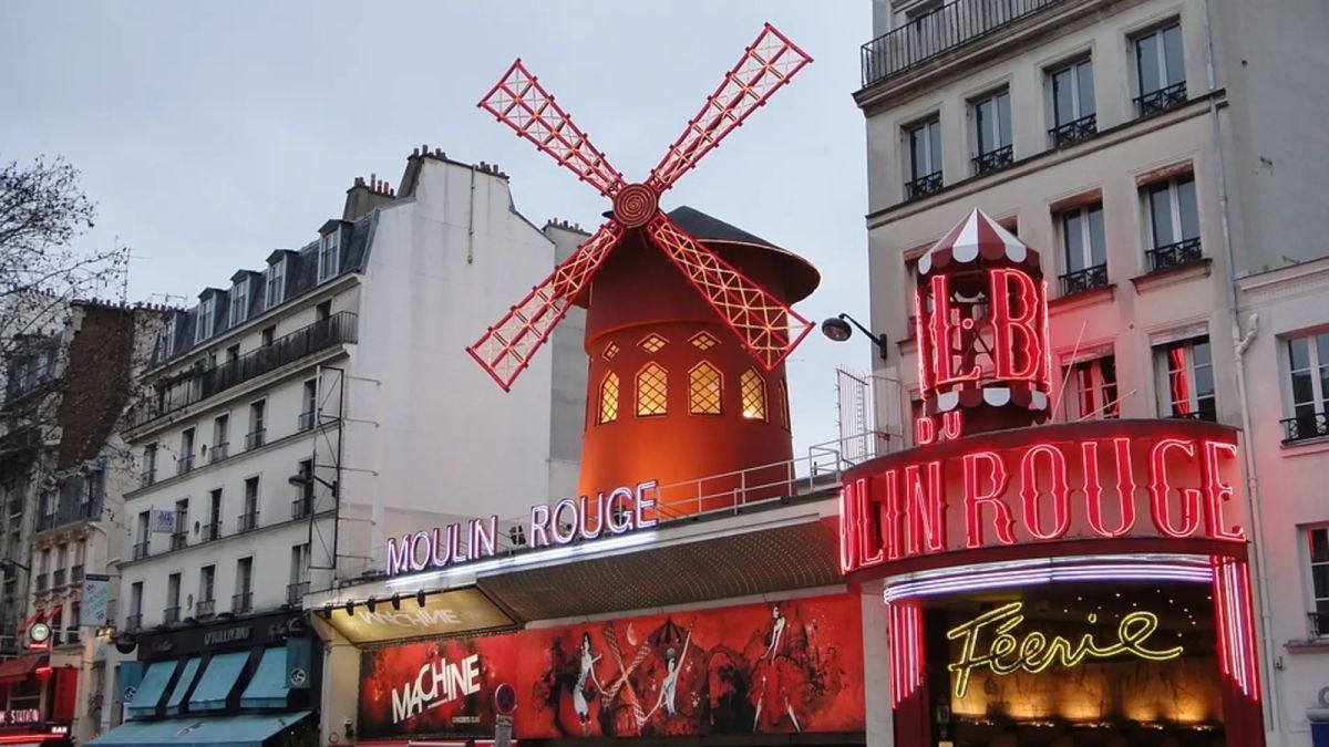 Se desplomaron las aspas del emblemático cabaret Moulin Rouge de París 