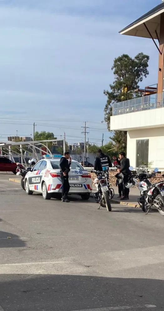 Un nene se perdió en un centro comercial y efectivos policiales buscan dilucidar la situación