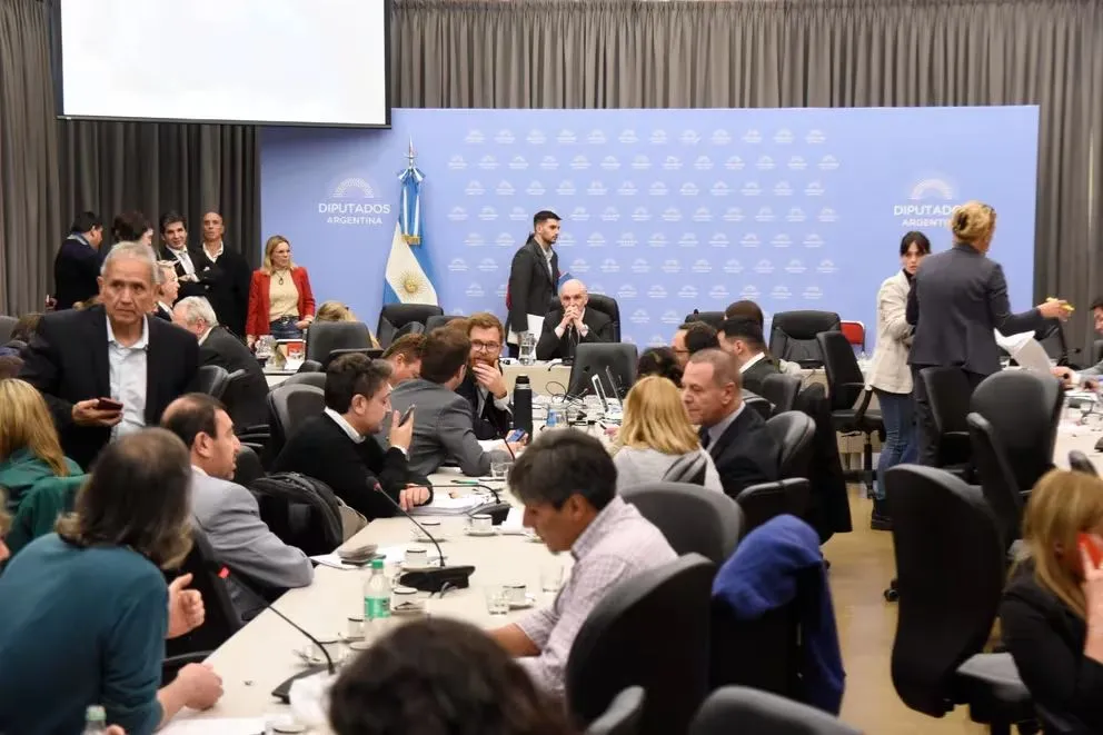 El paquete fiscal del Gobierno obtuvo dictamen y se discutirá el lunes junto a la Ley Ómnibus