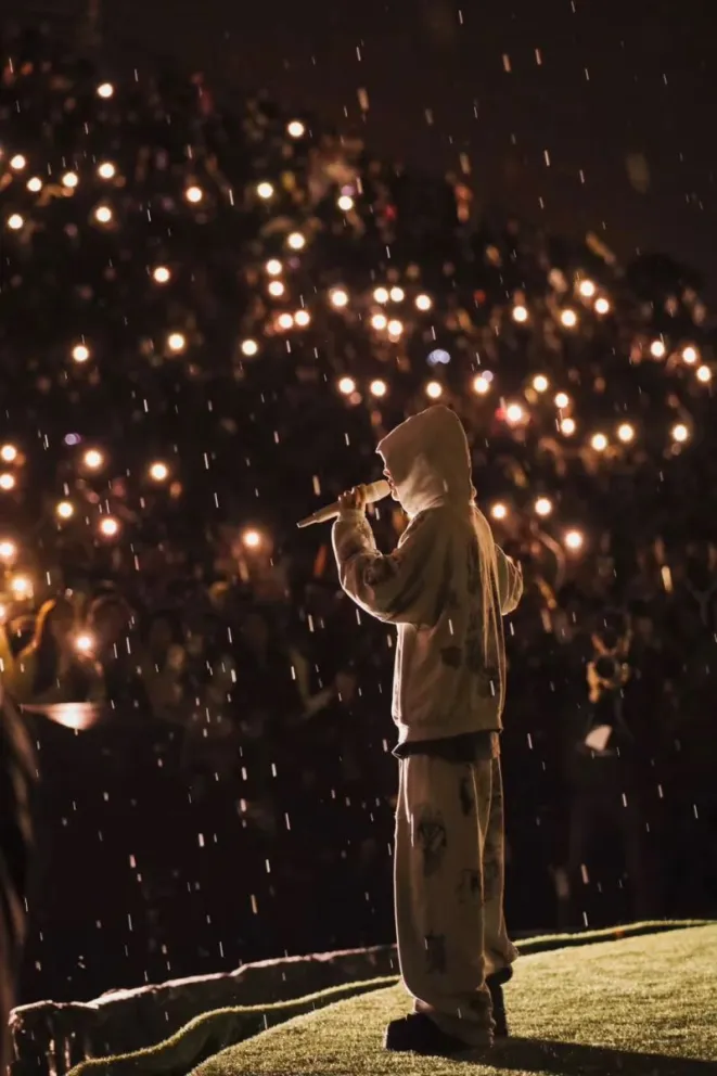 Tini Stoessel les regaló canciones a sus fans bajo la lluvia 