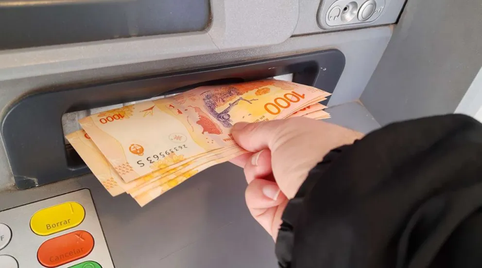 Se confirmó que el 30 de abril los empleados públicos tendrán acreditados sus haberes 