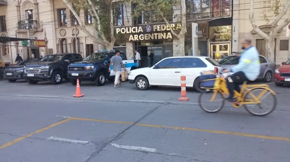 Procedimiento. Un grupo de policías fue detenido en la Agencia Regional Cuyo, mientras que el resto fue apresado en sus hogares.