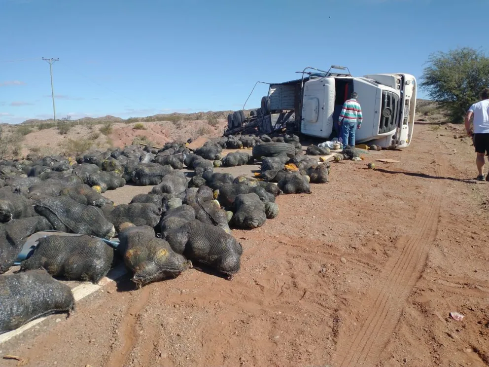 Un camión cargado con zapallos volcó a la altura de la Cuesta de Marayes