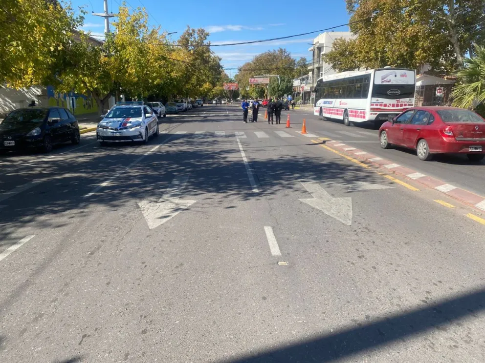 Una adolescente sufrió un duro impacto al intentar pasar una intersección de la Avenida Libertador