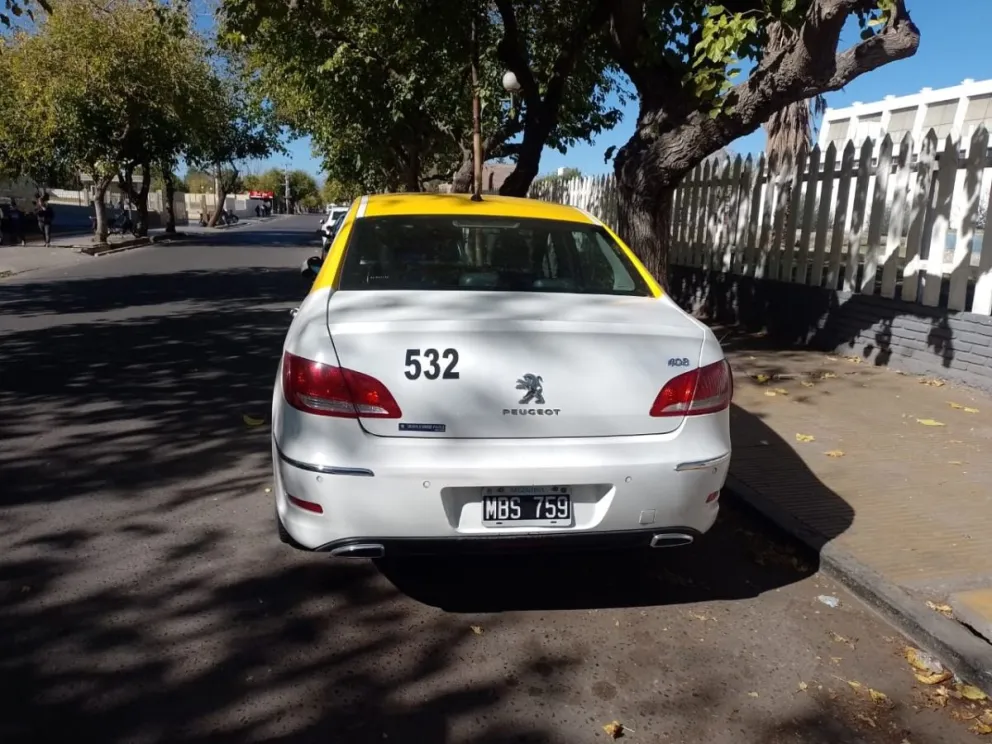 Un taxista hizo marcha atrás y le arrolló la pierna a un nene de 3 años 