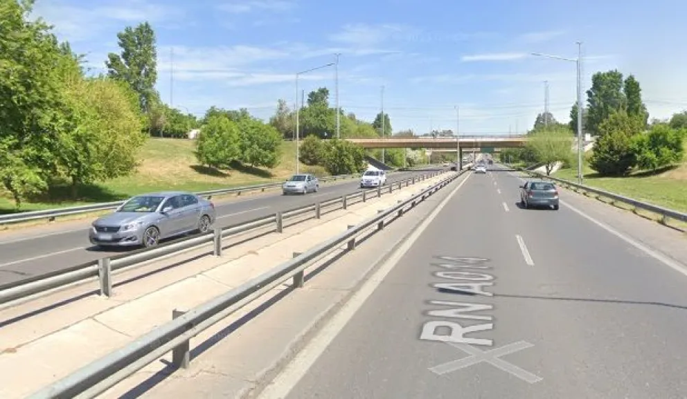 Una mujer resultó herida tras chocar contra un guardarraíl y un auto 