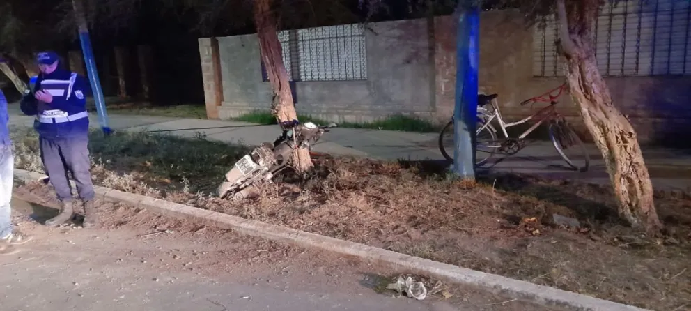 Viajaba en moto, sin casco, se estrelló contra un árbol y su estado es crítico