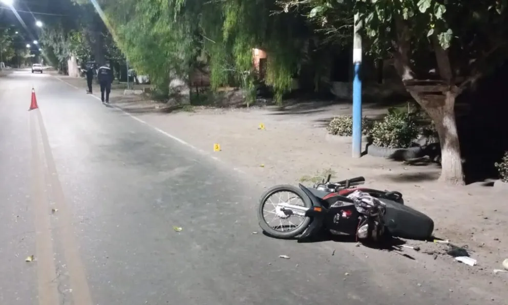 Perdió el control de la moto, chocó contra un árbol y terminó en el hospital 