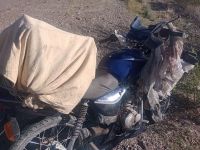 Efecto del fuerte viento: un hombre sufrió heridas al caerse de su moto por el impacto de cables de luz