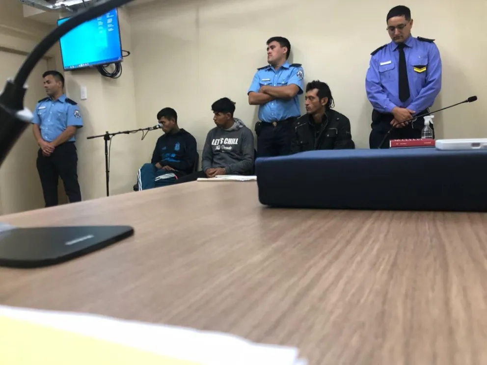 Tres delincuentes saquearon una finca, los atraparon con los objetivos robados y fueron condenados: dos irán a prisión cuatro meses