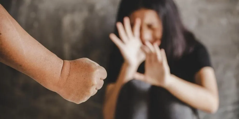 Un violento le dio una paliza a su pareja, como también hacía con su anterior novia, pero no irá preso: seis meses de condena