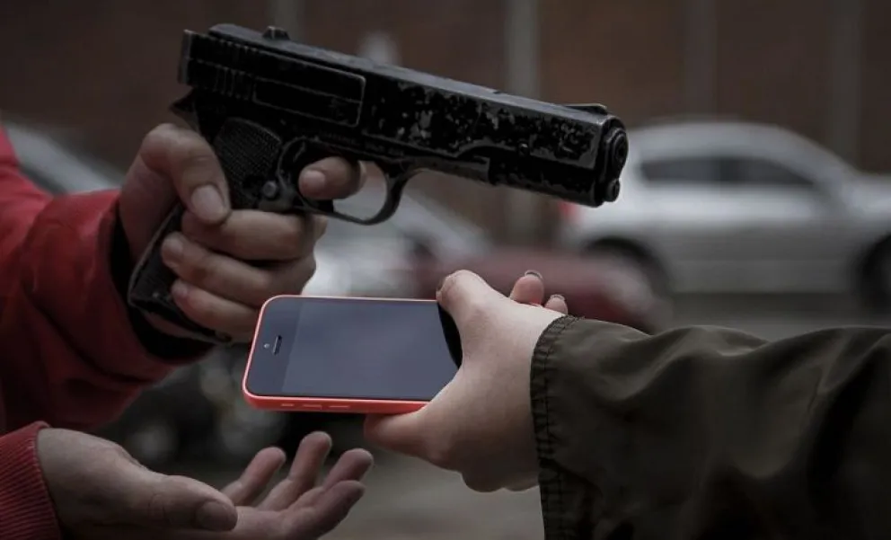 Dos ladrones armados, le robaron a una mujer el celular y otros objetos: los apresaron e irán al Penal por ser reincidentes