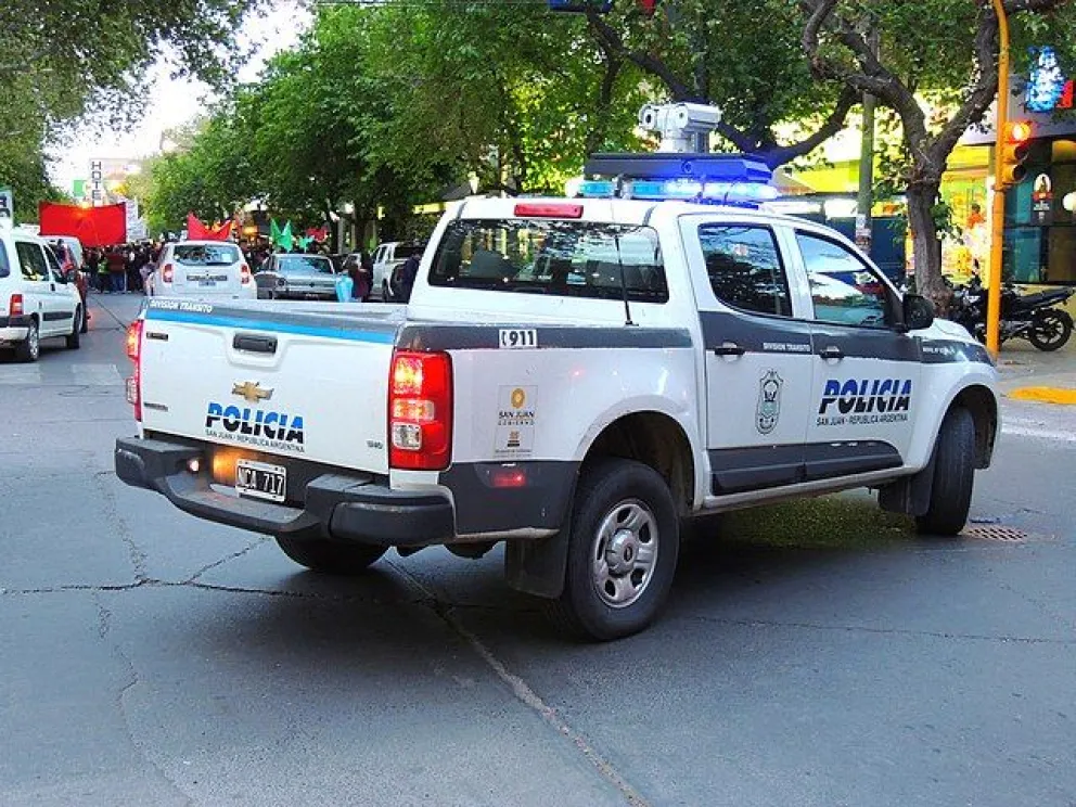 Una camioneta de la Policía se salió a la banquina y atropelló a un motociclista: el piloto debió ser examinado en el Hospital Rawson