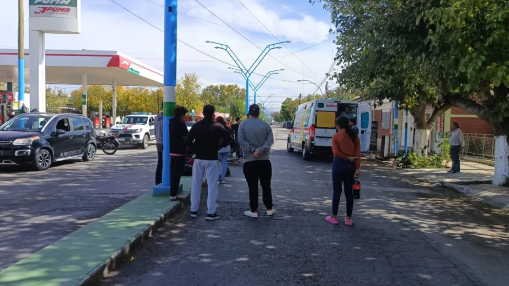 Salía con su moto de una estación de servicio y atropelló a un ciclista, que terminó con lesiones