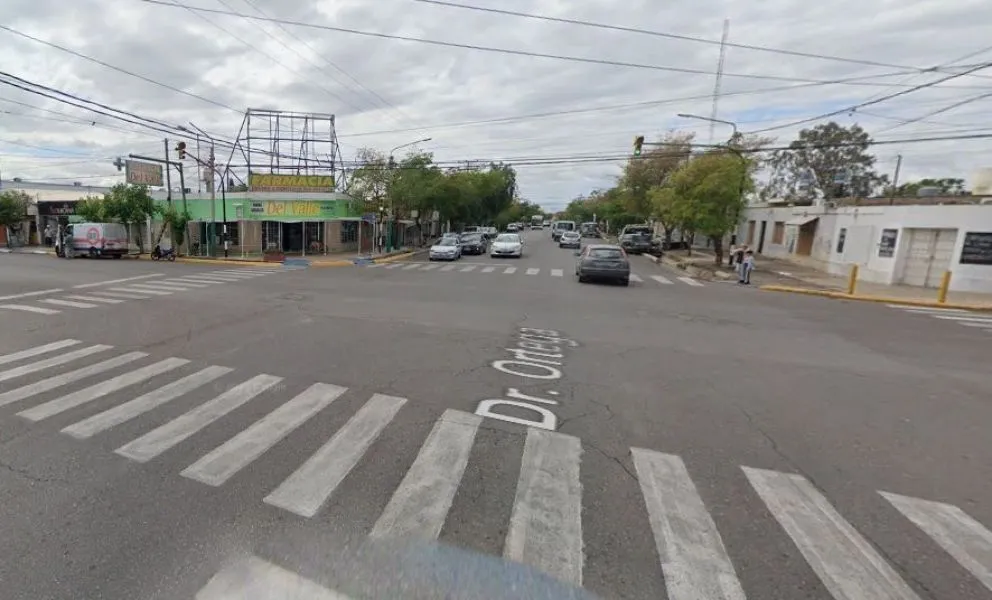 Se distrajo un instante e impactó con su moto contra un auto que esperaba el semáforo verde: sufrió golpes en su pierna