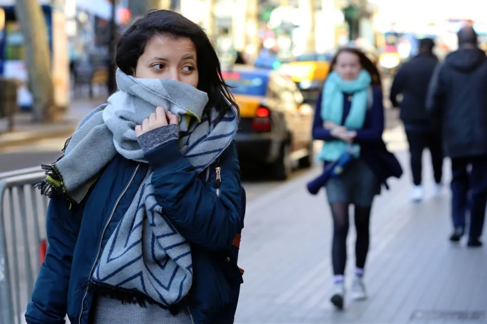 Camperas, bufandas, guantes y gorritos, el inventario para los días que restan de la semana