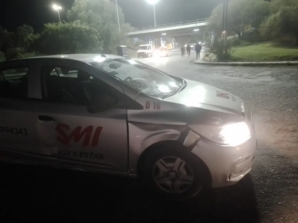 Un motociclista chocó con un auto, se fugó y dejó a su acompañante herido 