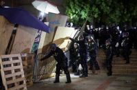 Tensión en UCLA: la policía irrumpe en la protesta propalestina, desmantela el campamento y detiene a manifestantes